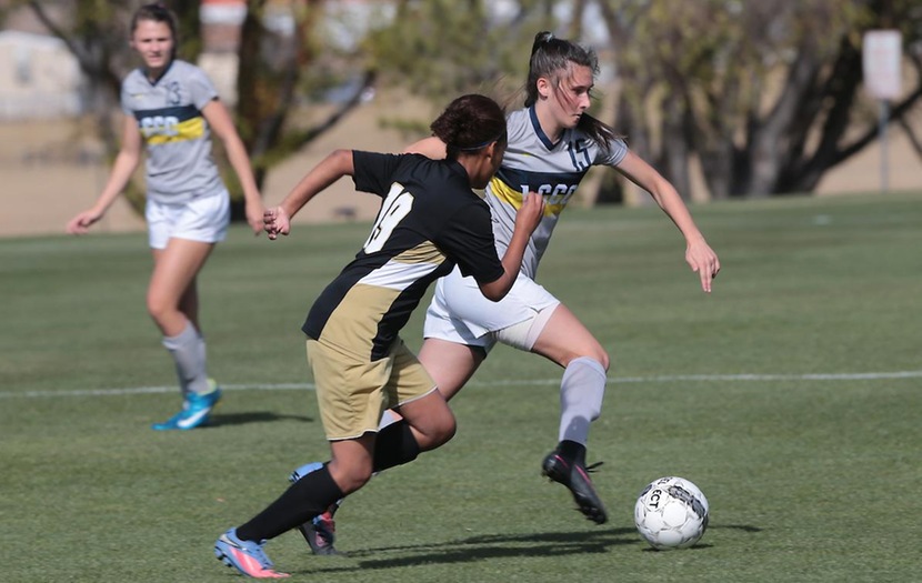 Women's Soccer Falls in Final Game of Pool Play