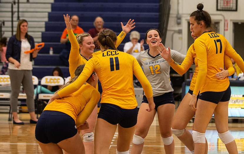 Volleyball Wraps Up Regular Season with Five-Set Win at Northwest